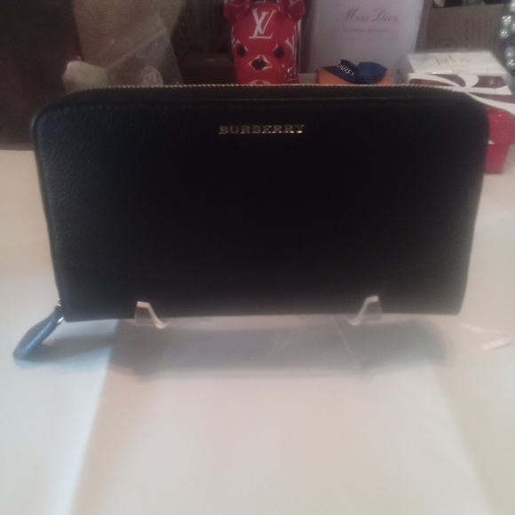 Like New Burberry Wallet - Picture 1 of 11